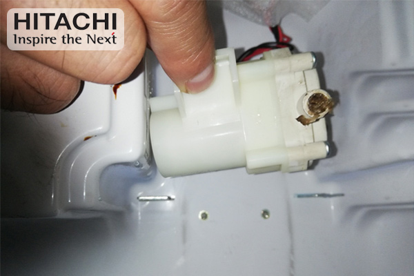nguyên nhân khiến bơm nước tủ lạnh Hitachi bị hỏng